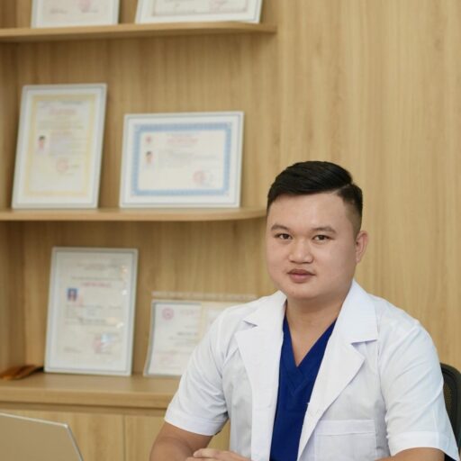 cropped bac si hua quang thinh.jpg